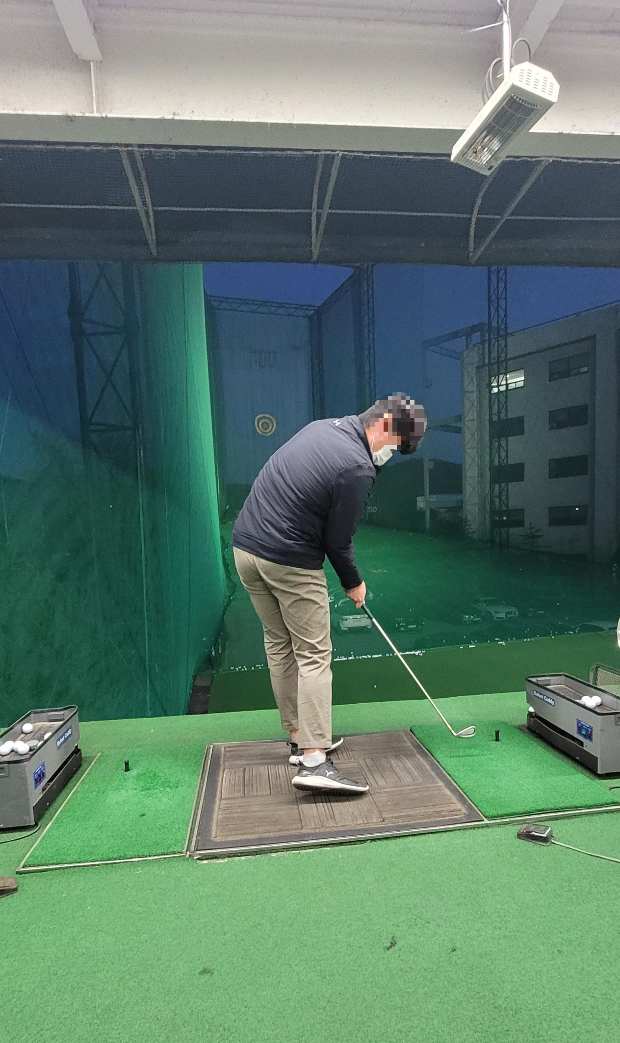 몸 뒤쪽 카메라 각도로 찍은 골프 측면 스윙 사진