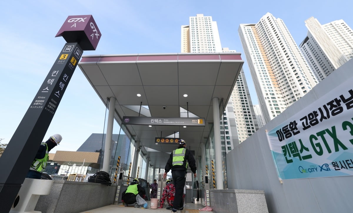 지난해 12월 GTX-A 킨텍스역 개통을 앞두고 관계자들이 시설을 점검하고 있다.