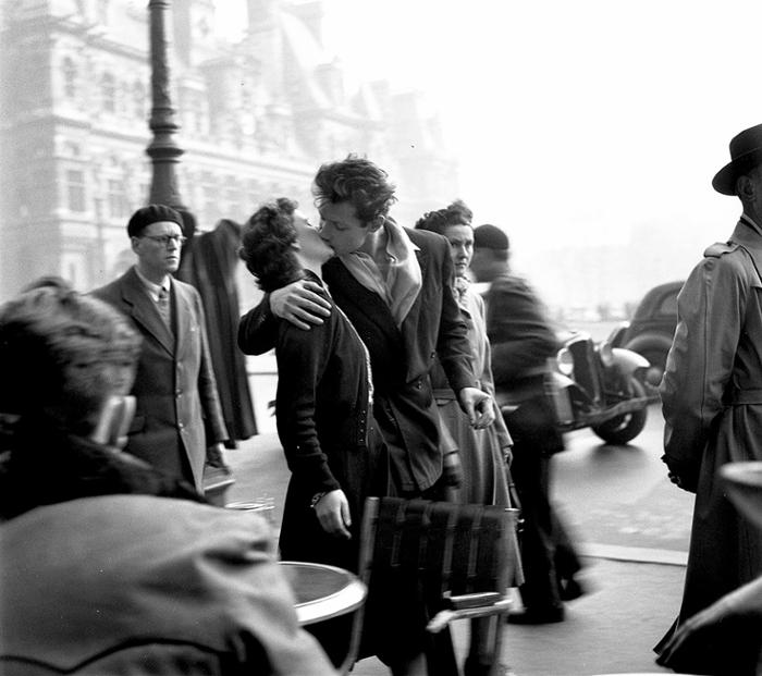 Le Basier de L'Hotel de Ville by Robert Doisneau
