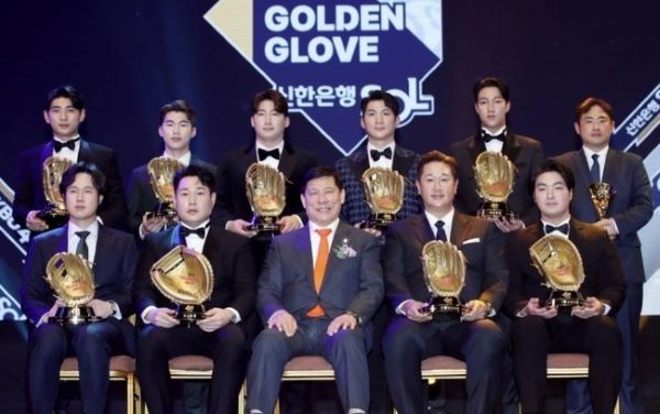 2022년 프로야구 골든글러브 수상자 단체 사진이다