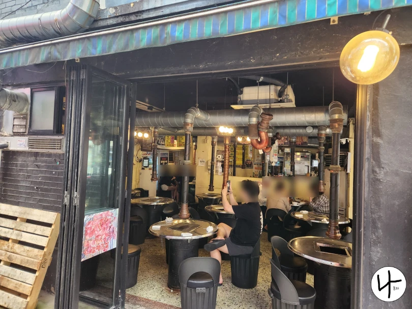 식당-안에-앉아있는-사람들