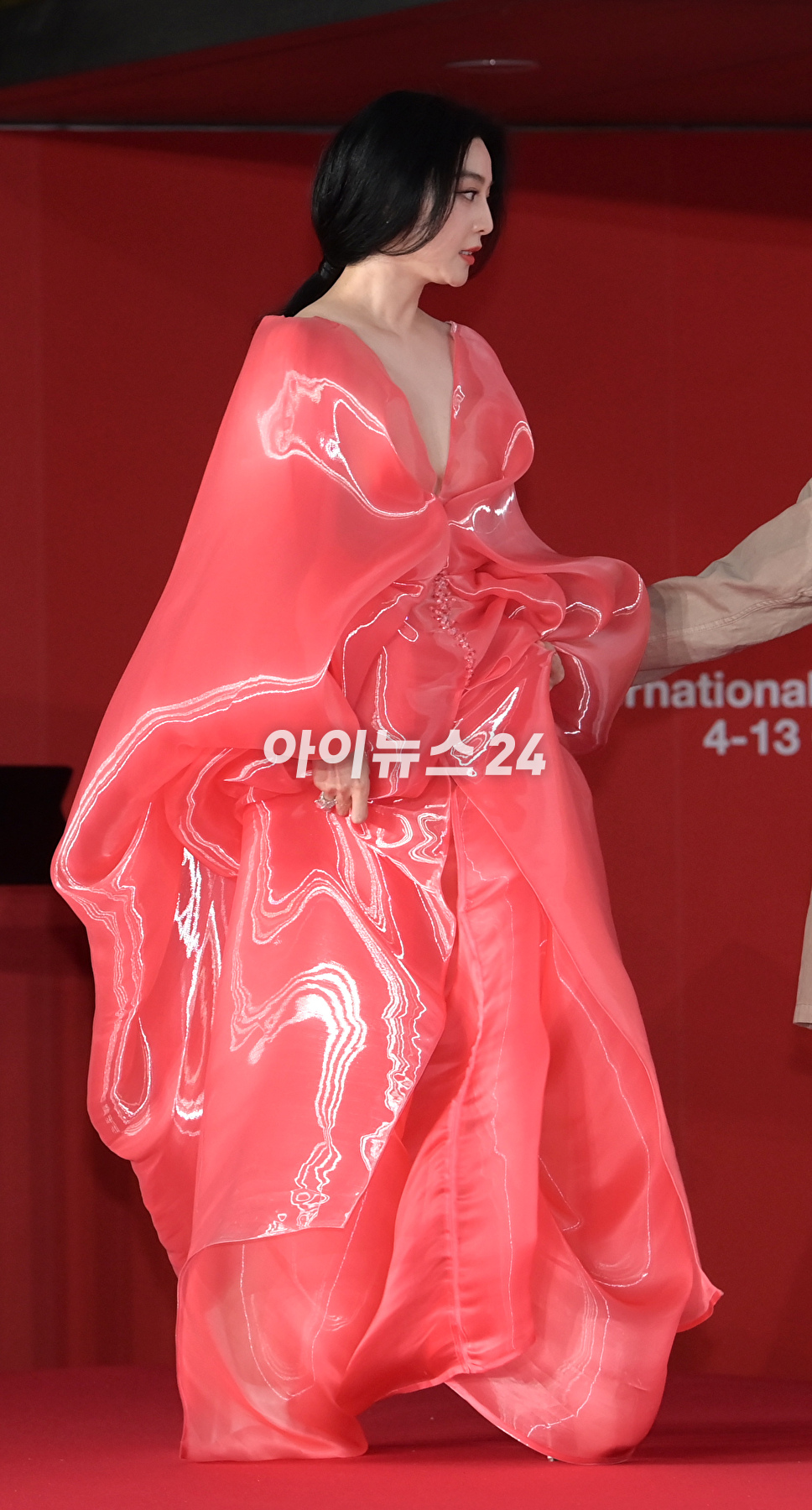 '신비로운 오간자 드레스' 중국 배우 판빙빙이 4일 부산 해운대구 영화의전당에서 진행된 제28회 부산국제영화제(BIFF) 개막식에 참석해 레드카펫을 밟고 있다. [사진=정소희 기자]