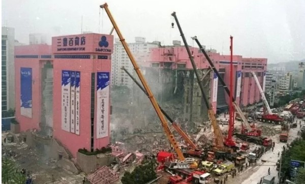 삼풍백화점 붕괴 사건.
붕괴 직후의 그대로 주저앉은 건물의 참담한 모습을 보여주는 사진이다.
