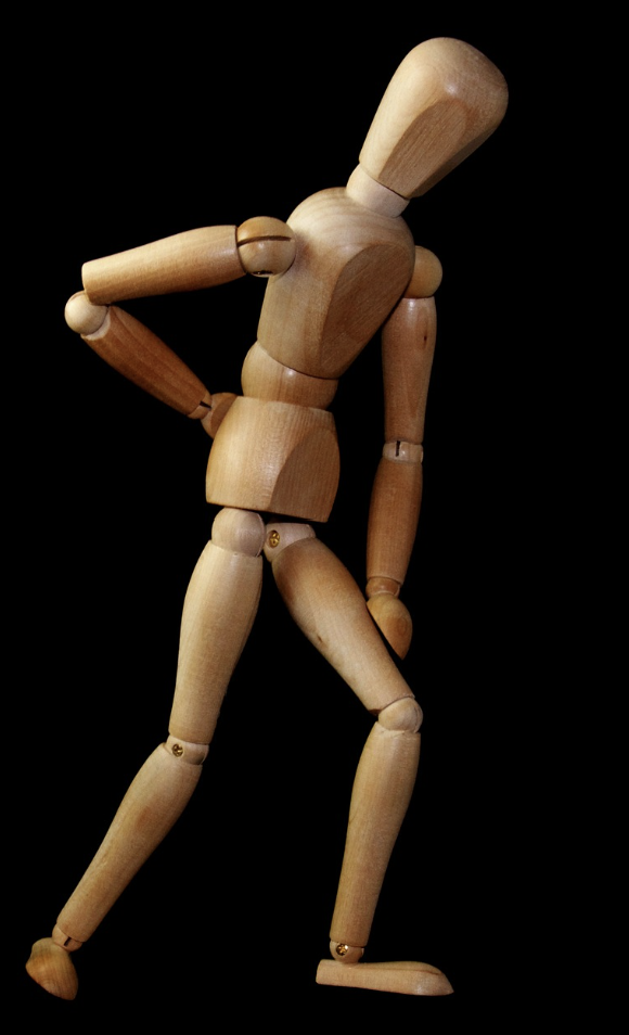 허리 디스크 환자가 연상되는 나무인형