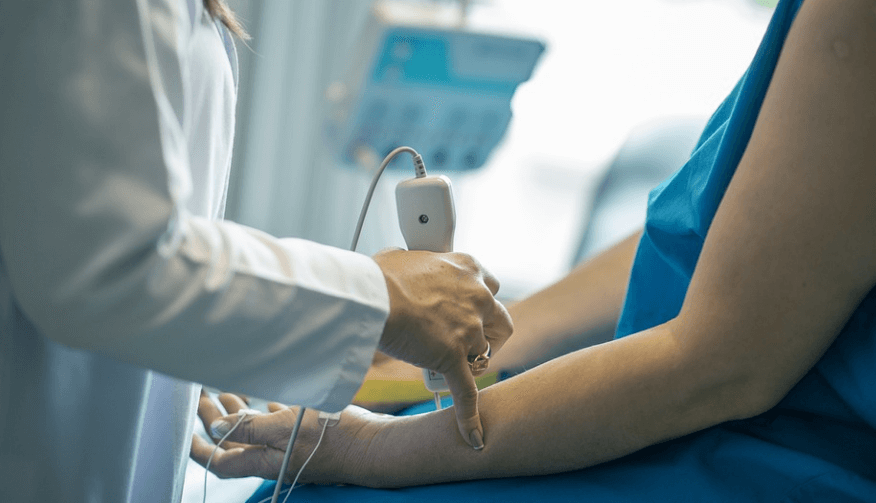 몸이 붓는 원인을 알고자 검사를 받고 있다