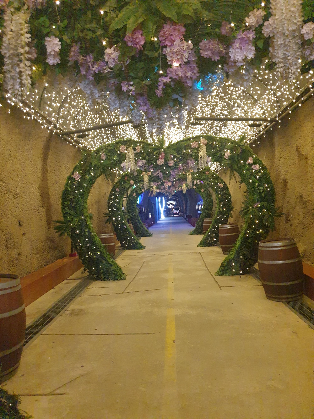 천정에 꽃과 조명으로 화려함을 극으로 보여줌