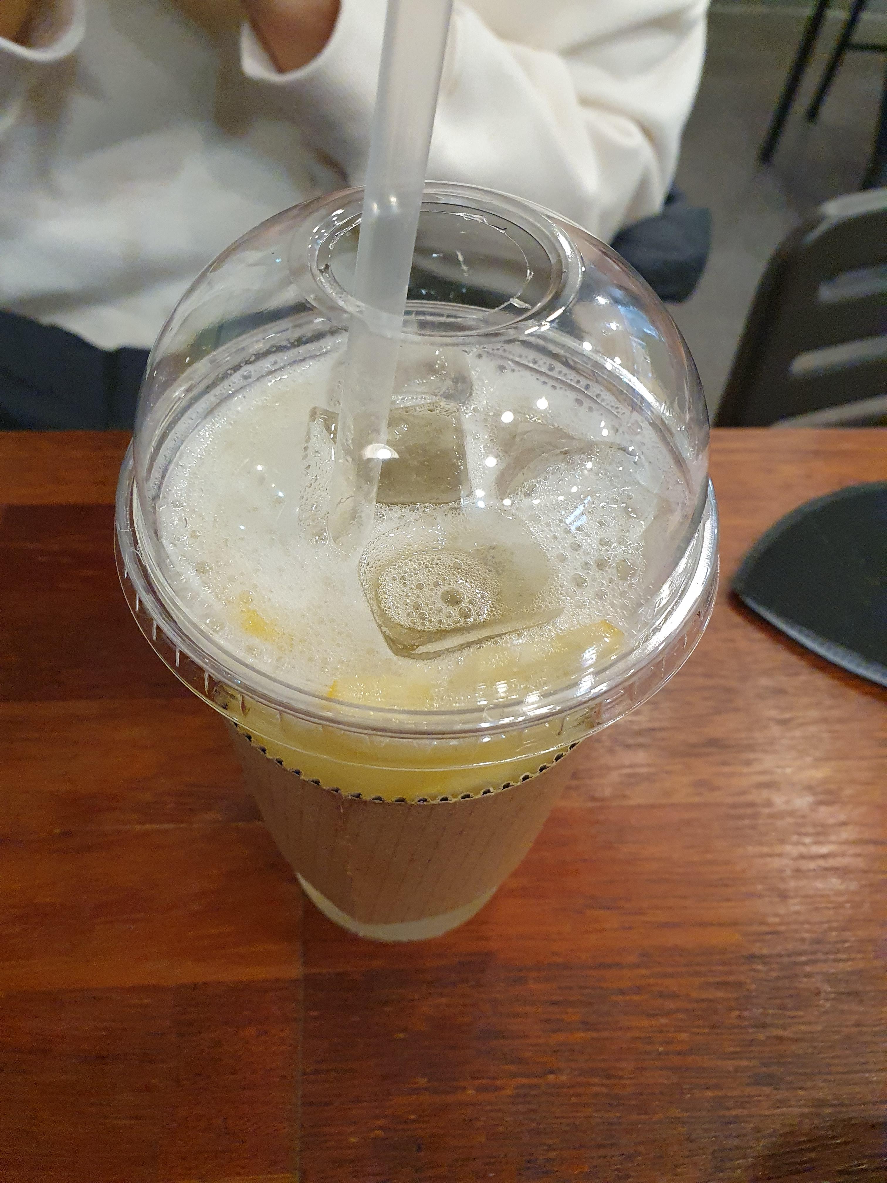 학하동 봄길커피 레몬에이드 찐으로 만들어서 맛있다.