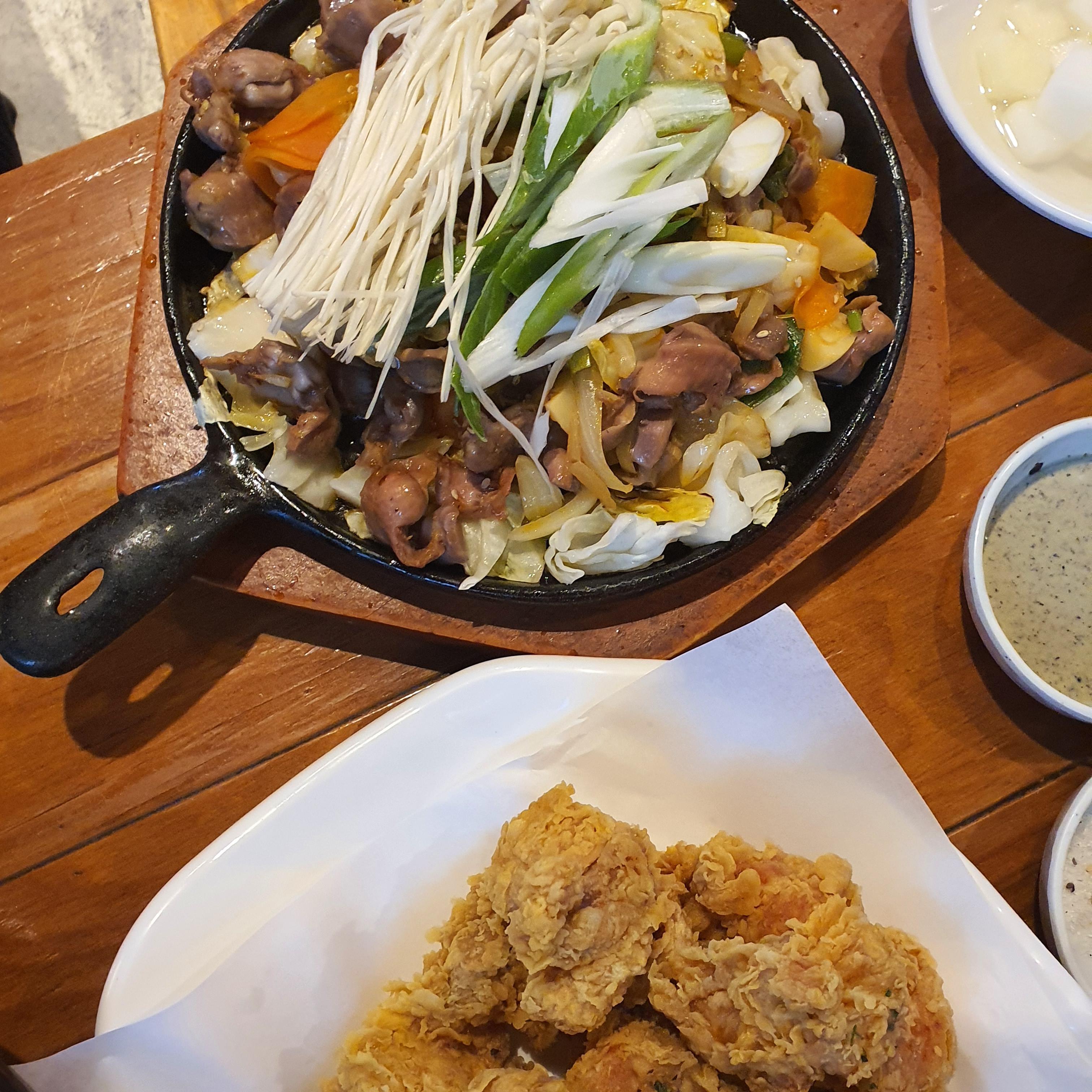 후라이팬에-담긴-각종-채소와-닭똥집-볶음