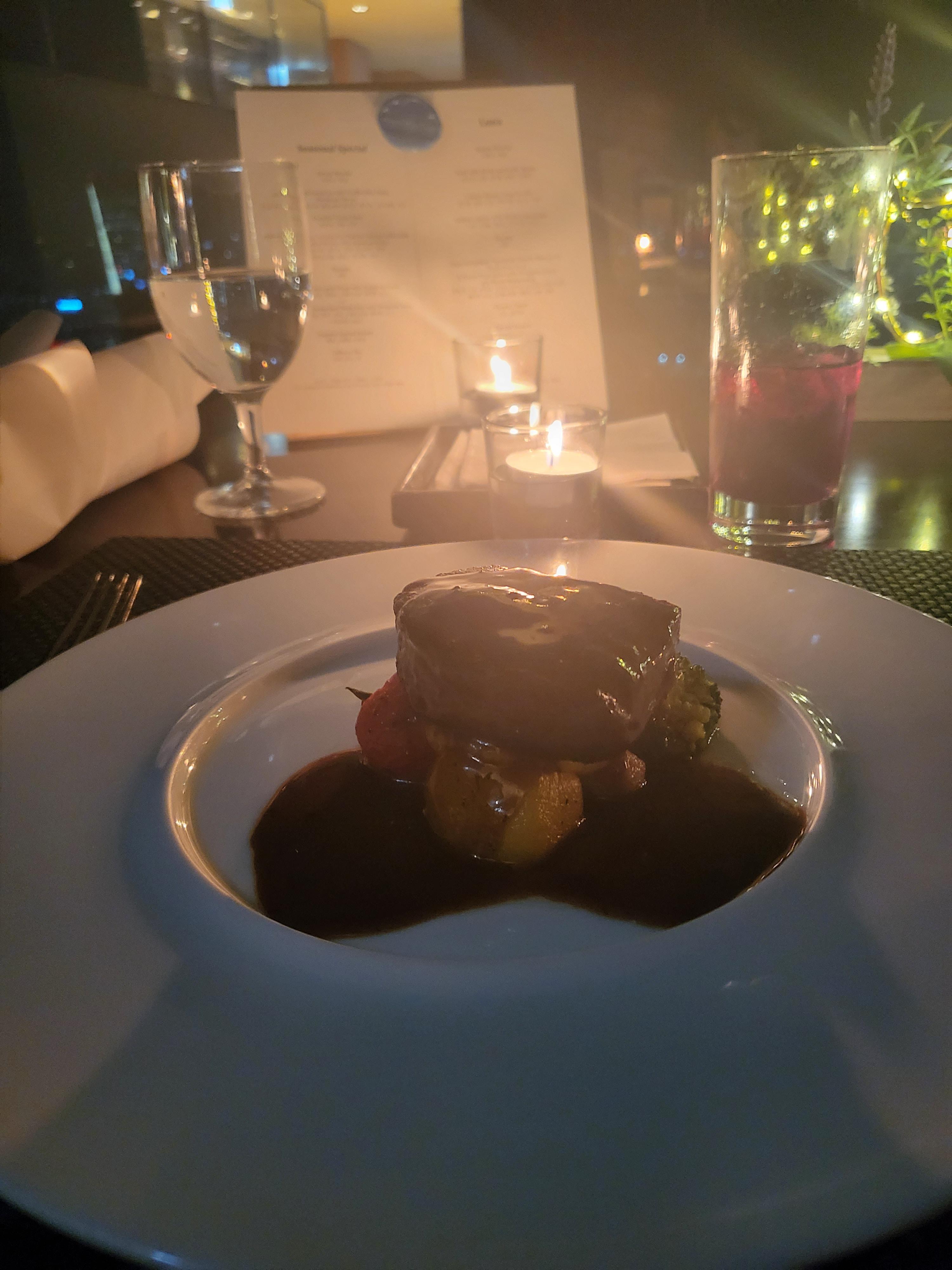 메인-참숯에 구운 한우 안심스테이크와 페리게 소스