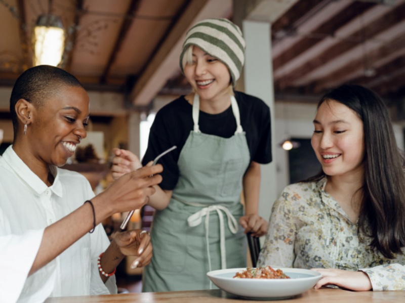 음식먹는 사람들 사진입니다.
