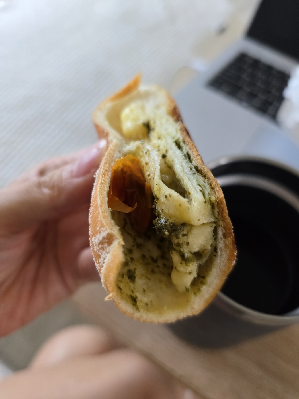바질과 토마토가 너무 맛있는 소금빵