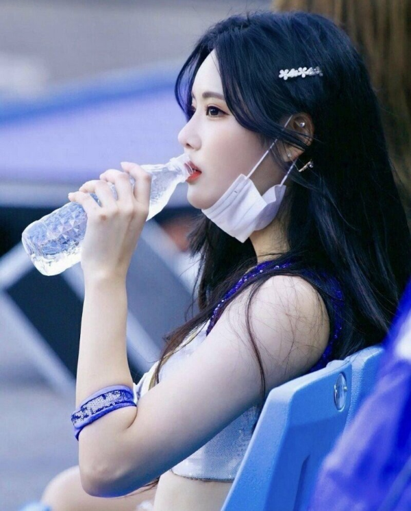 최홍라 삼성 치어리더 물 마시는 사진