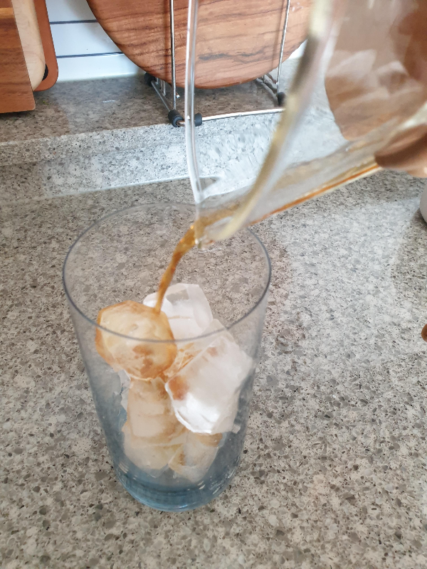 얼음컵에 얼음으로 칠링된 커피를 부어준다.