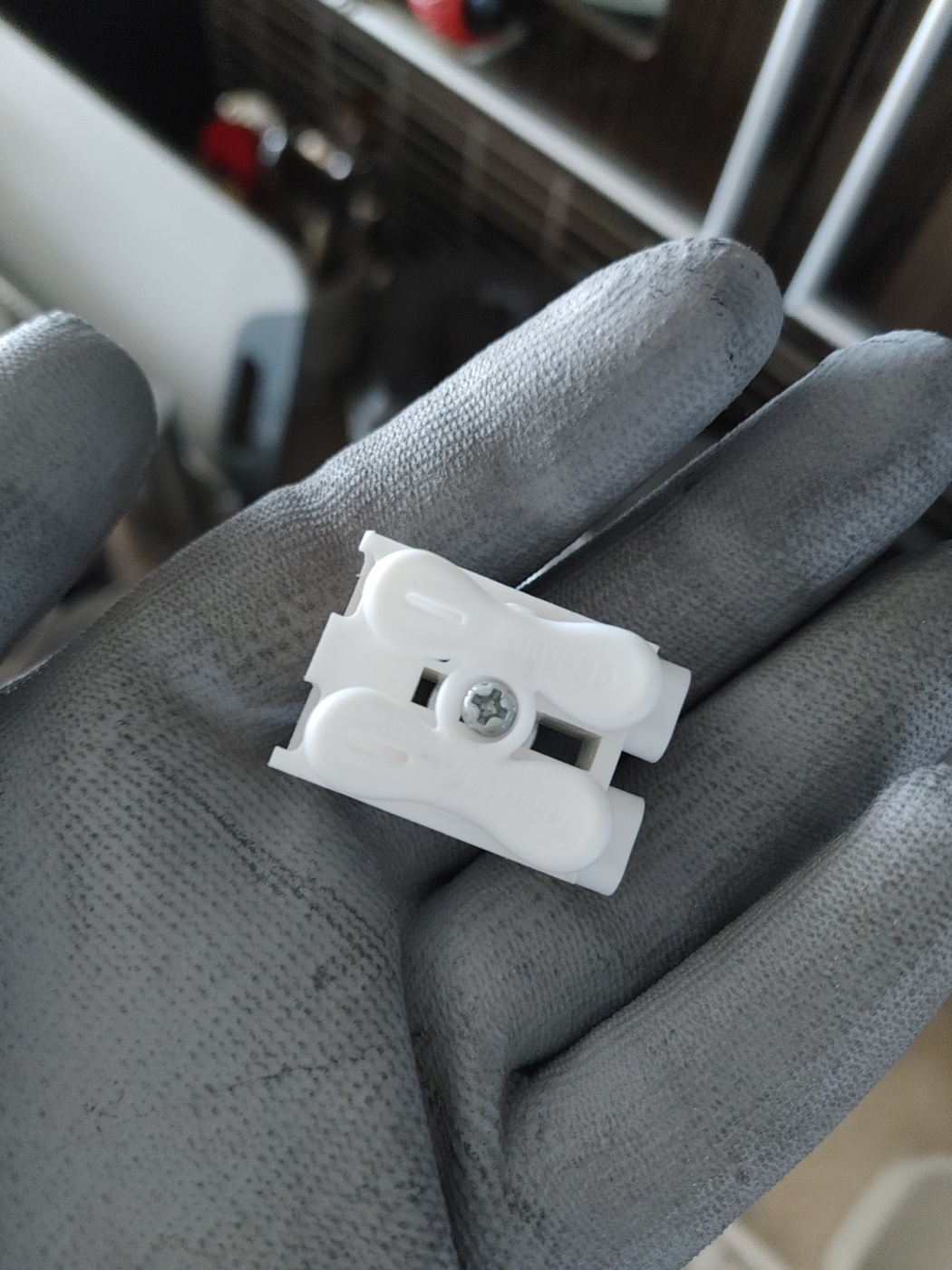 천잔에서 내려온 전선과 led 모듈 램프선과 연결시켜주는 플라스틱 브릿지 잭