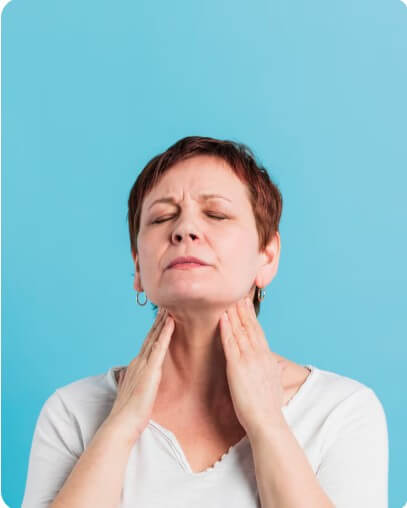 목이 불편한 중년 여성