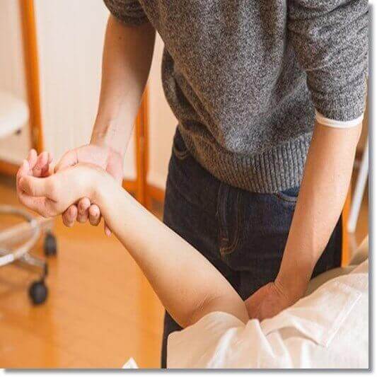 뮤코다당단백 콘드로이친 효능, 어깨 관절 물리치료 받는 남성