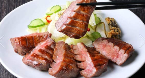 접시위에 고기가 올려져 있다