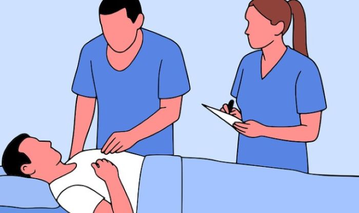 병상에 누워 있는 환자를 진료하는 의료진. 한 명은 진료 중이고 다른 한 명은 차트를 들고 상태를 기록하고 있음