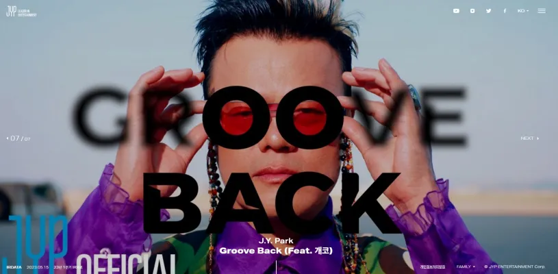 안경을-손으로-잡고있는-JYP대표-박진영