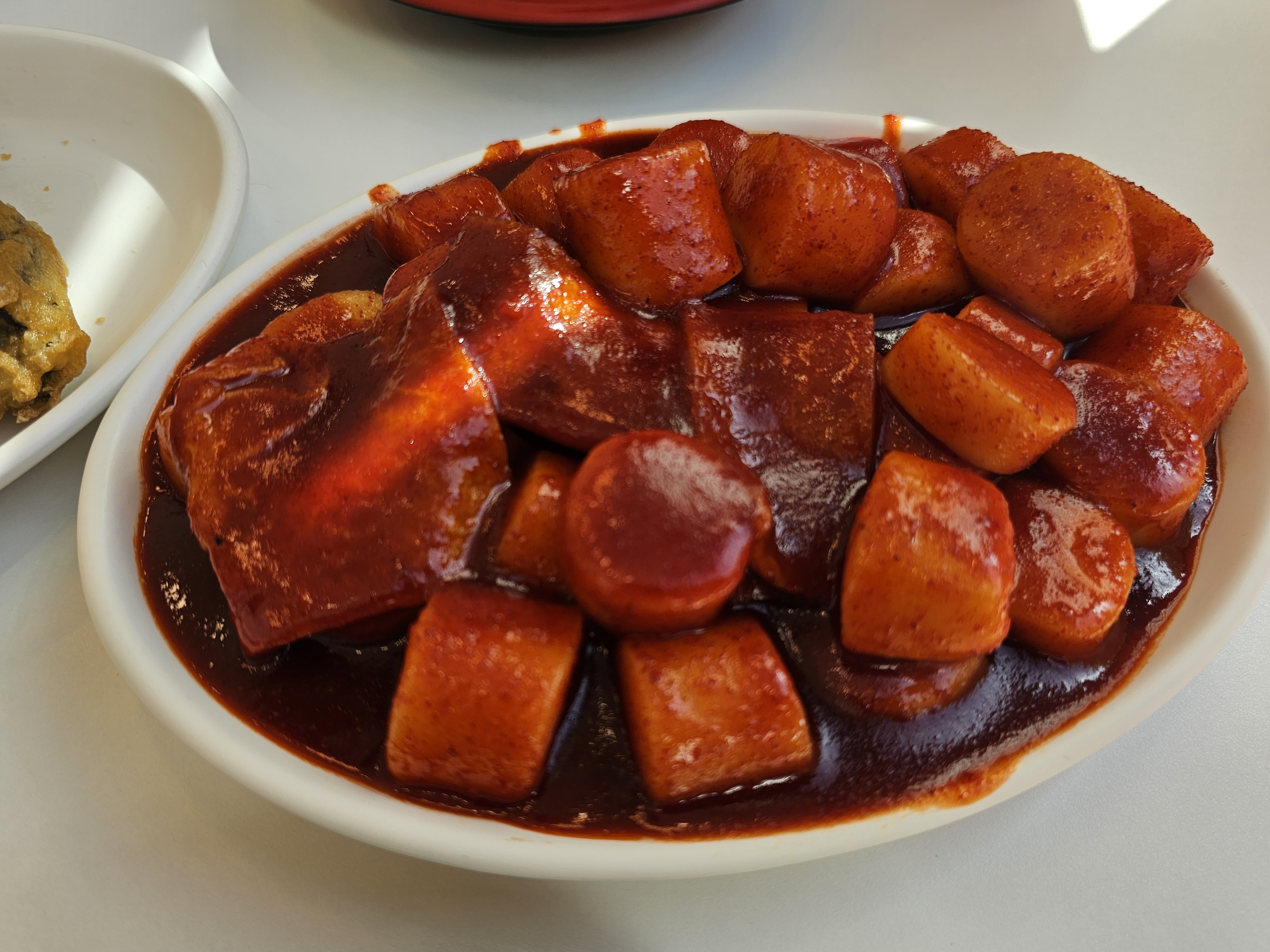 대왕 판 떡볶이의 꾸덕한 양념이 가득 묻은 판떡볶이 쌀떡