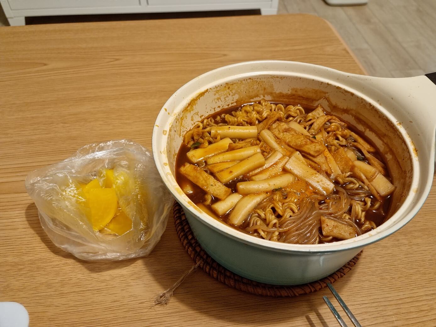 다 끓여진 라볶이