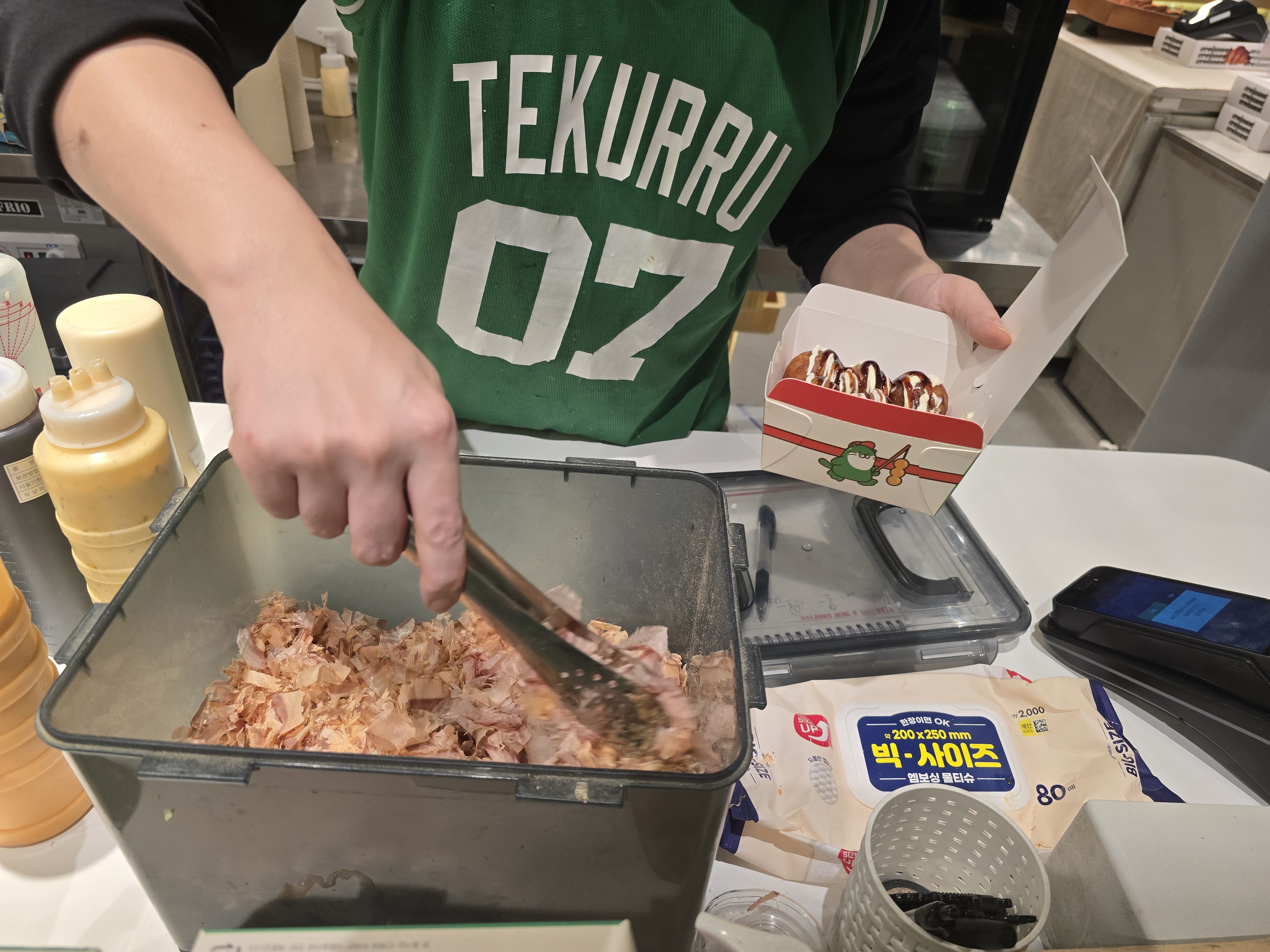 타코야끼 위에 뿌려지는 튀김가루