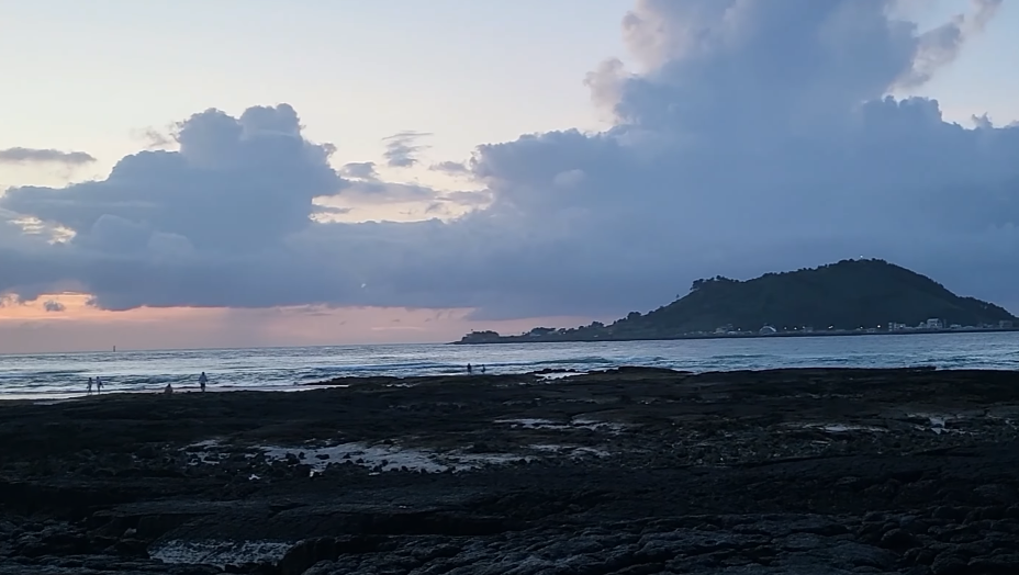 오묘하고 몽환적인 색상의 협재해변의 노을