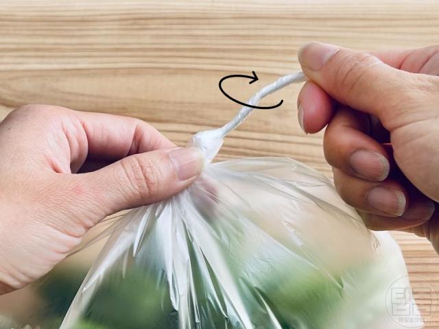 꽉 묶인 비닐봉투 매듭 쉽게 푸는법