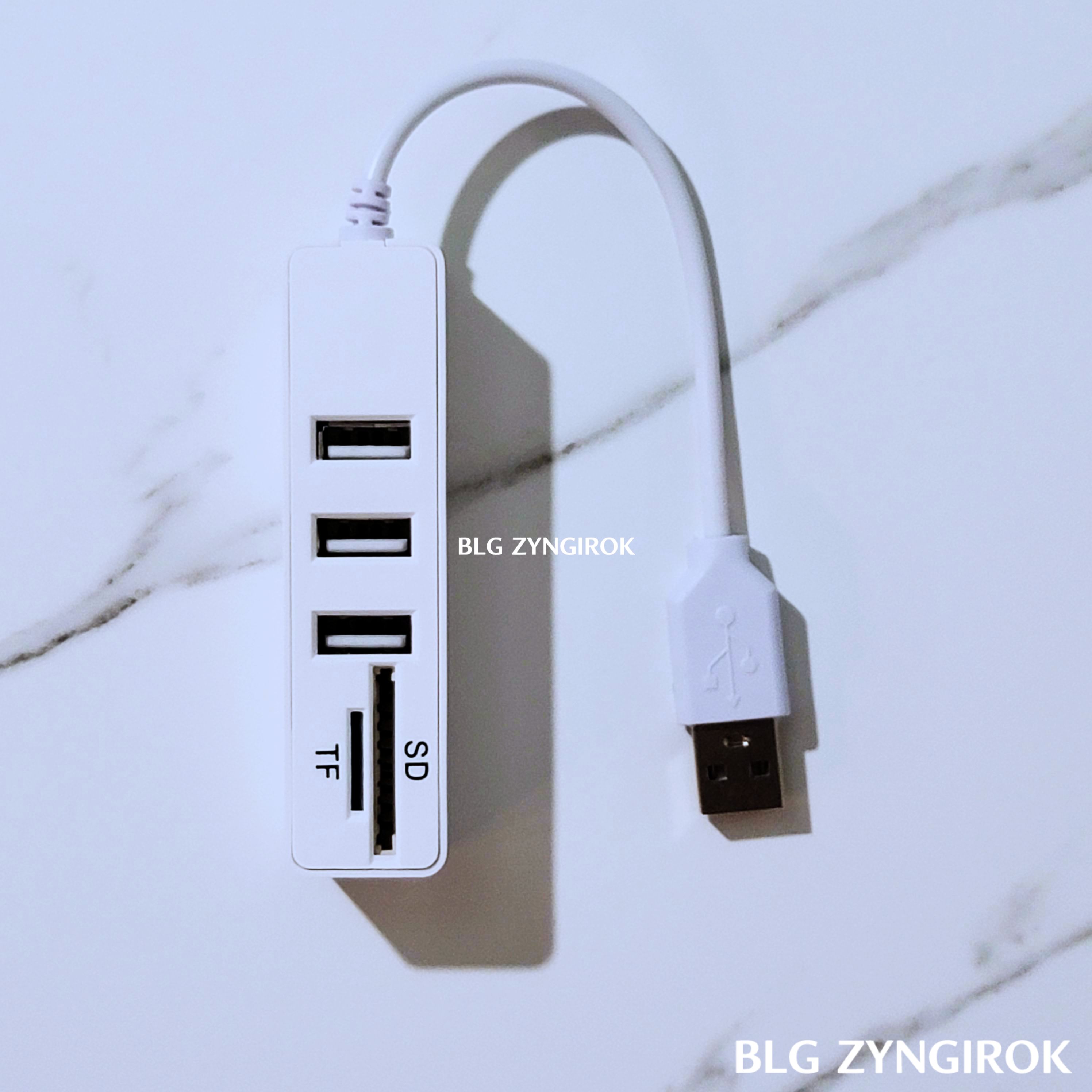 usb-허브가-테이블-위에-놓여있다.