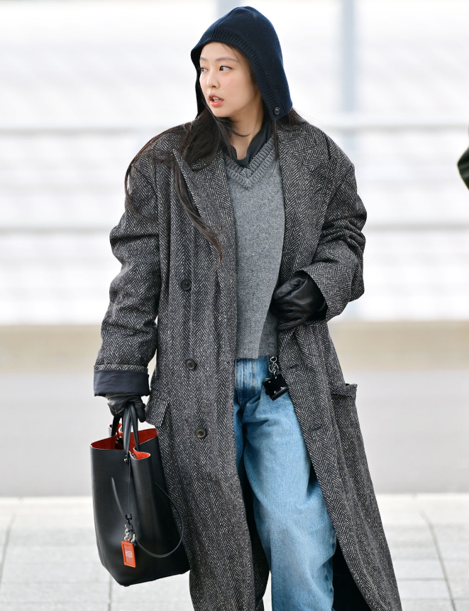 제니 헤링본 코트 겨울 공항패션