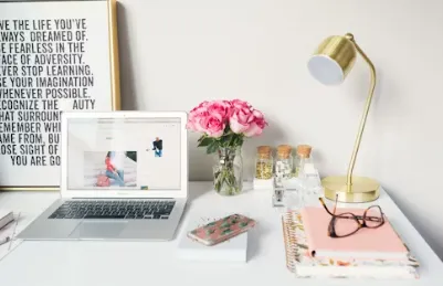 온라인 부업을 할 때 책상 모습