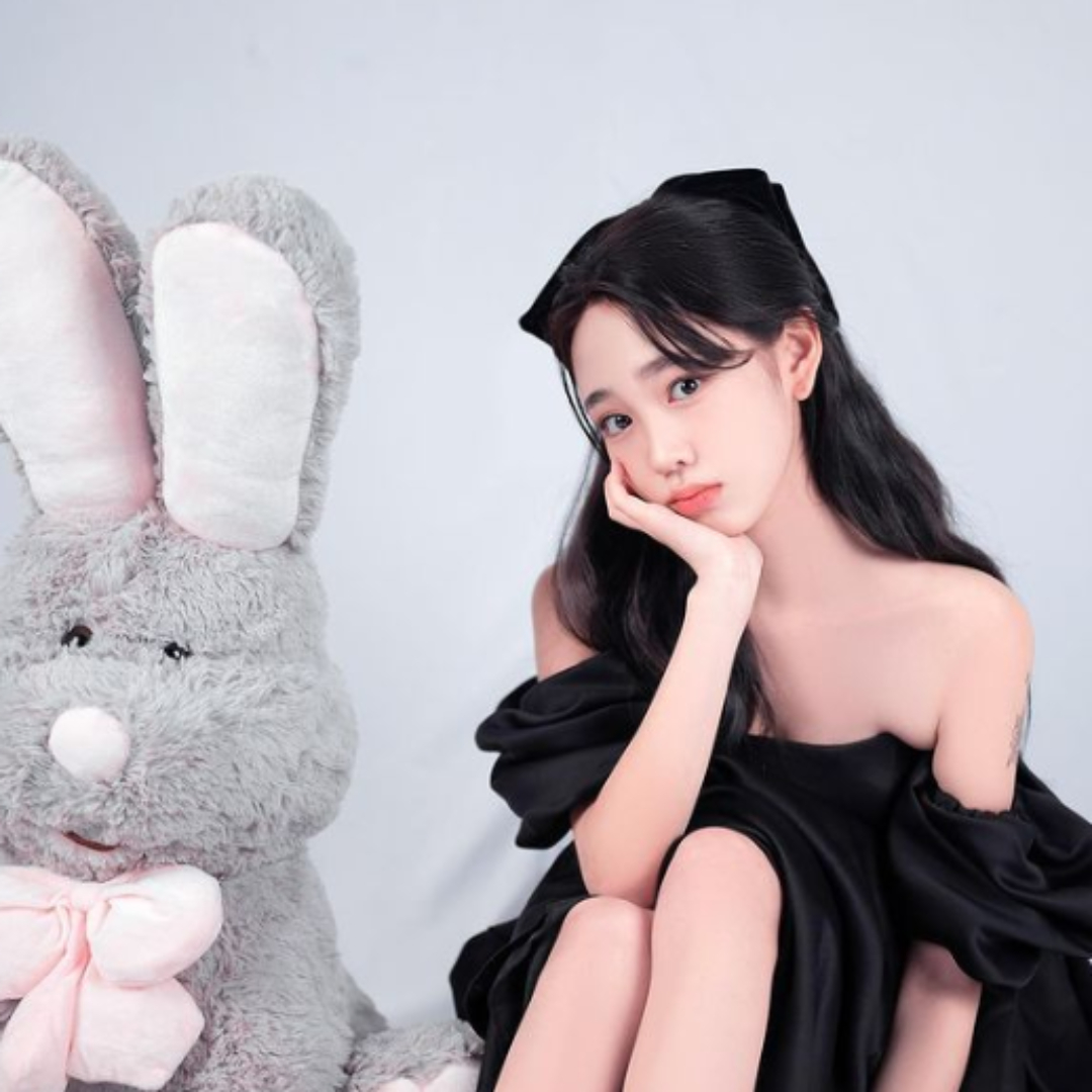 김지영-검정드레스-입고-요염한-표정