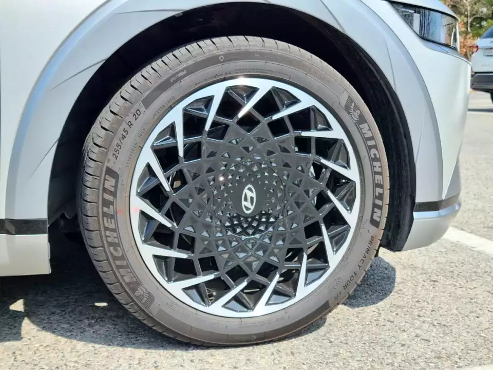 아이오닉 5의 20인치 휠 타이어는 이렇습니다.