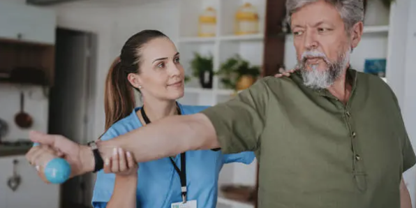 운동을 지도받고 있는 어르신