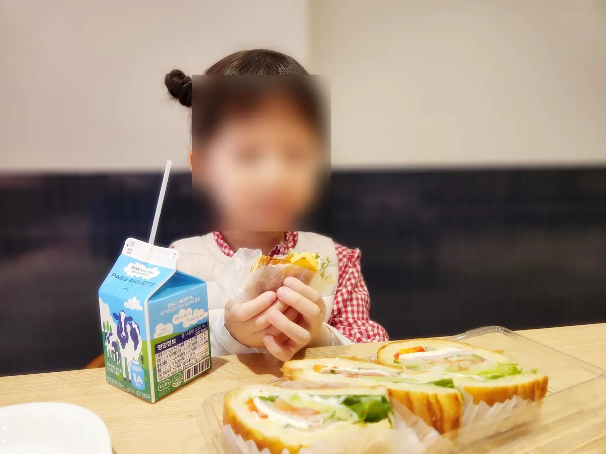 샌드위치-먹는-아이