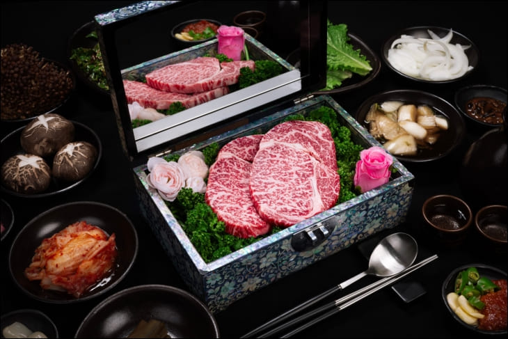 특등심-고기와-반찬-등이-놓여있다.