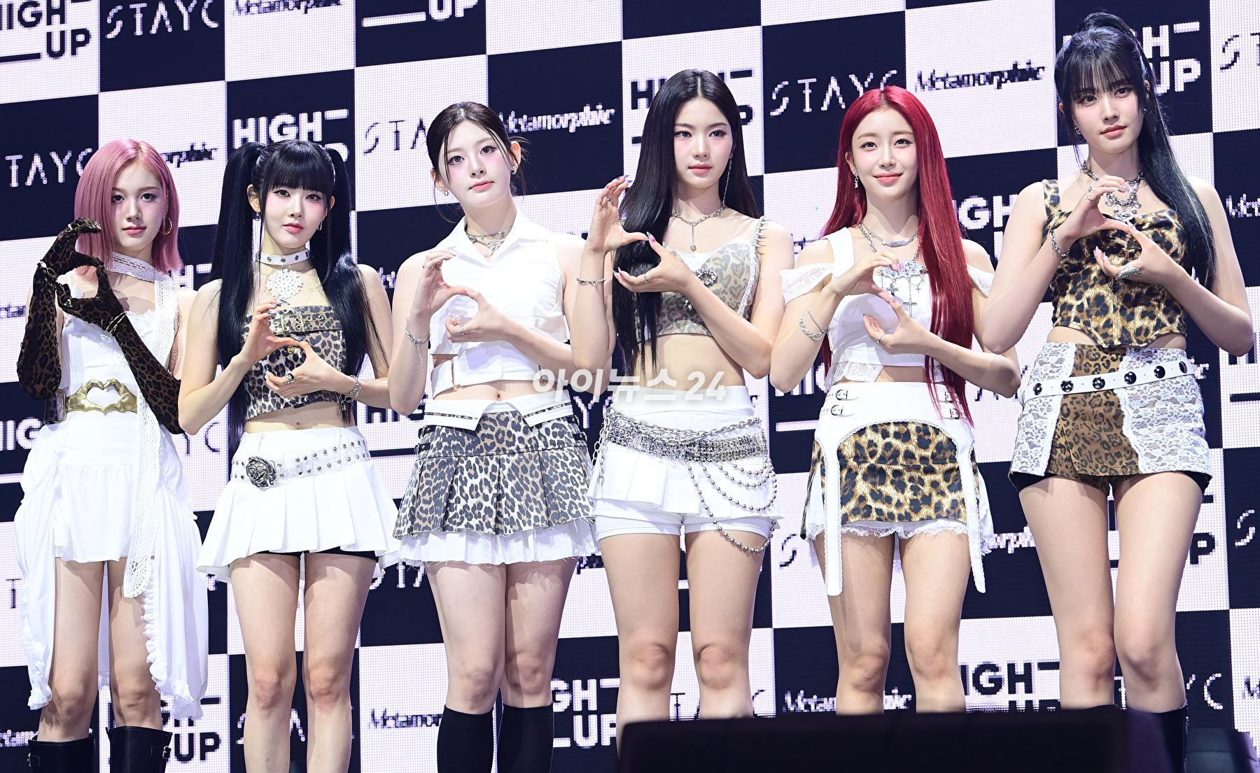 그룹 스테이씨가 1일 오후 서울 광진구 광장동 예스24라이브홀에서 열린 스테이씨(STAYC) 정규 1집 '메타모르픽(Metamorphic)' 쇼케이스 참석하고 있다. [사진=정소희 기자]