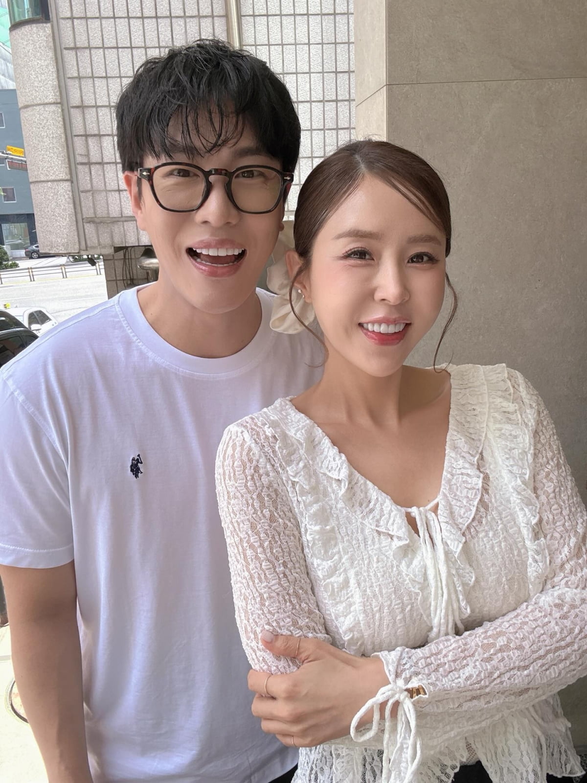 신지의 결혼을 둘러싼 반대 여론이 온라인 커뮤니티에서 확산