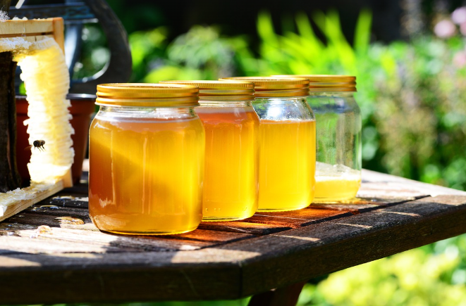 꿀이 담긴 꿀병이 탁자위에 올라와있다