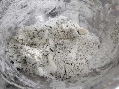 스콘 만들기 5단계: 덜섞인 가루재료에 생크림 추가해주기