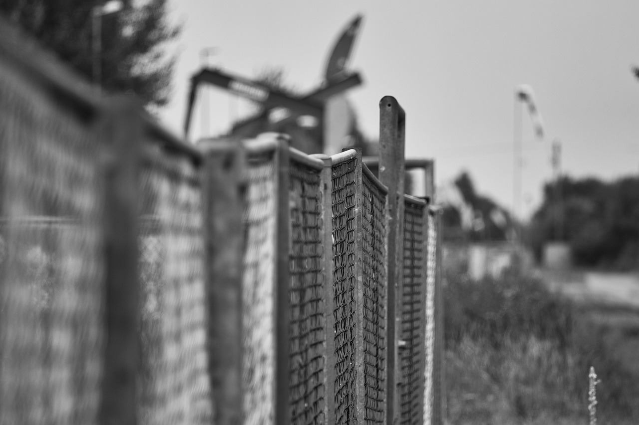 마을을 가로지르는 철조망