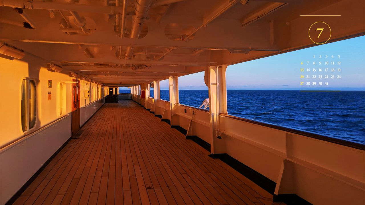 11 유람선 데크 노을 A - 2025년7월 노트북배경화면