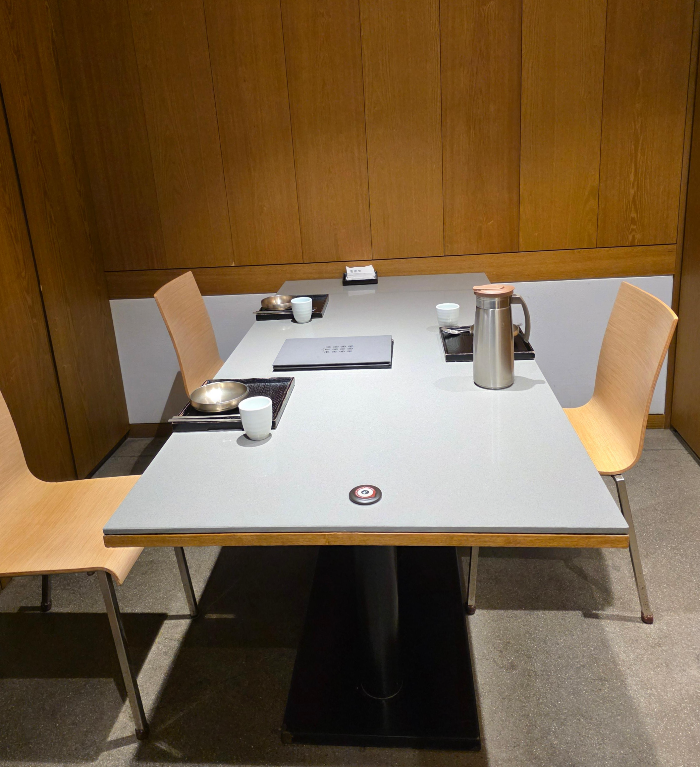 한일관 광화문점. 룸 모습이다. 테이블과 책상이 있다.