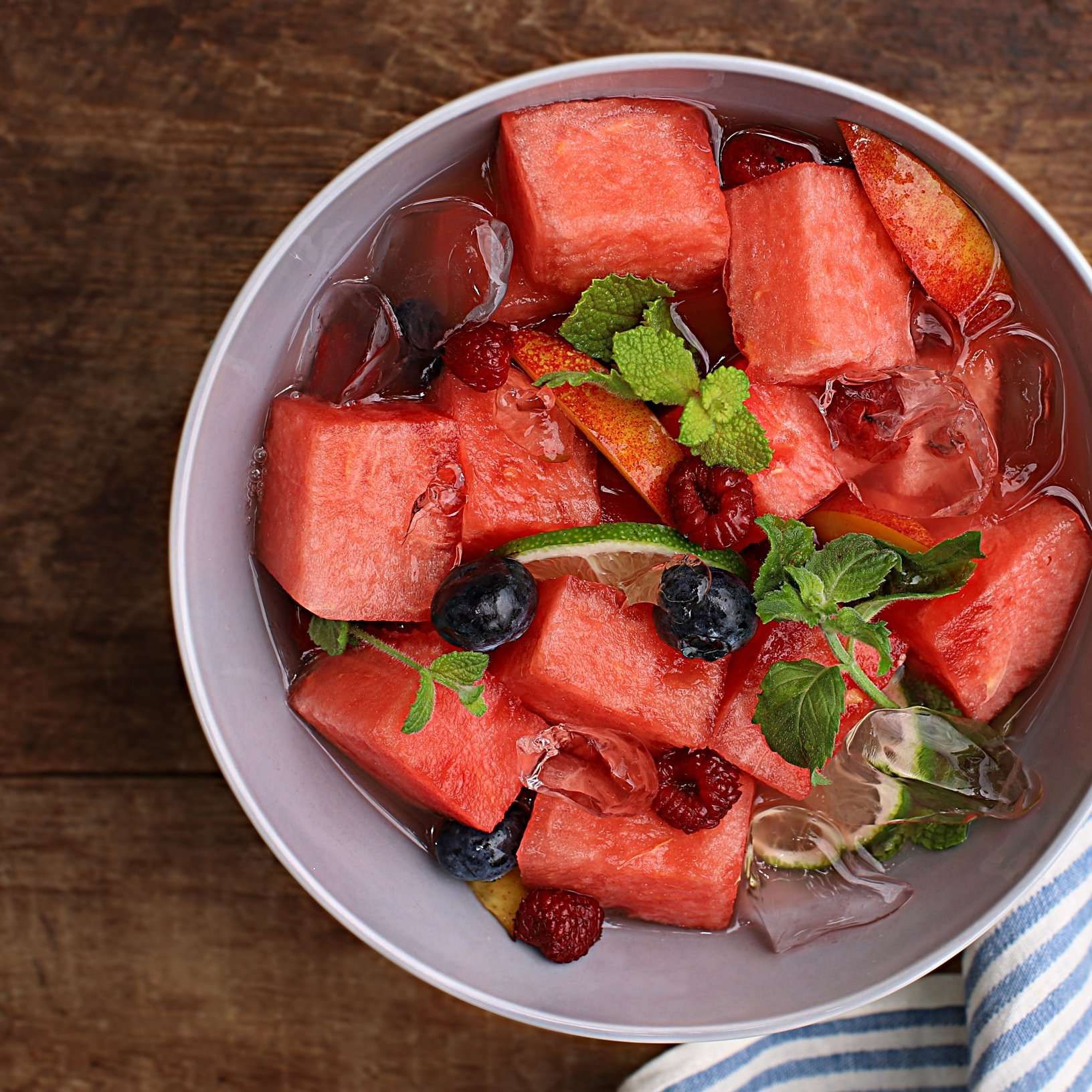시원한 수박화채(블루베리, 라임, 허브잎이 토핑되어 있다)