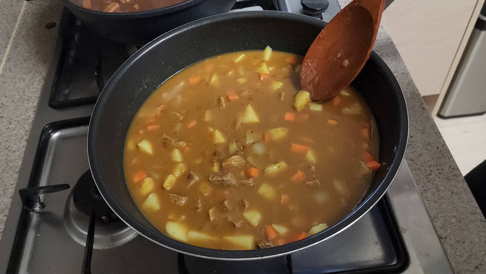 카레를-잘풀어서-끓이는-모습
