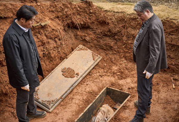 영화 파묘 소개 : 줄거리 및 관람평_파묘 장면