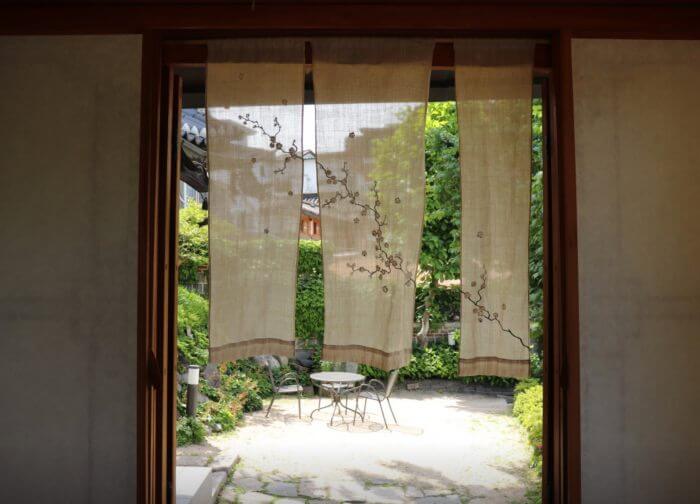 한옥 방에서 바깥을 보여주는 사진