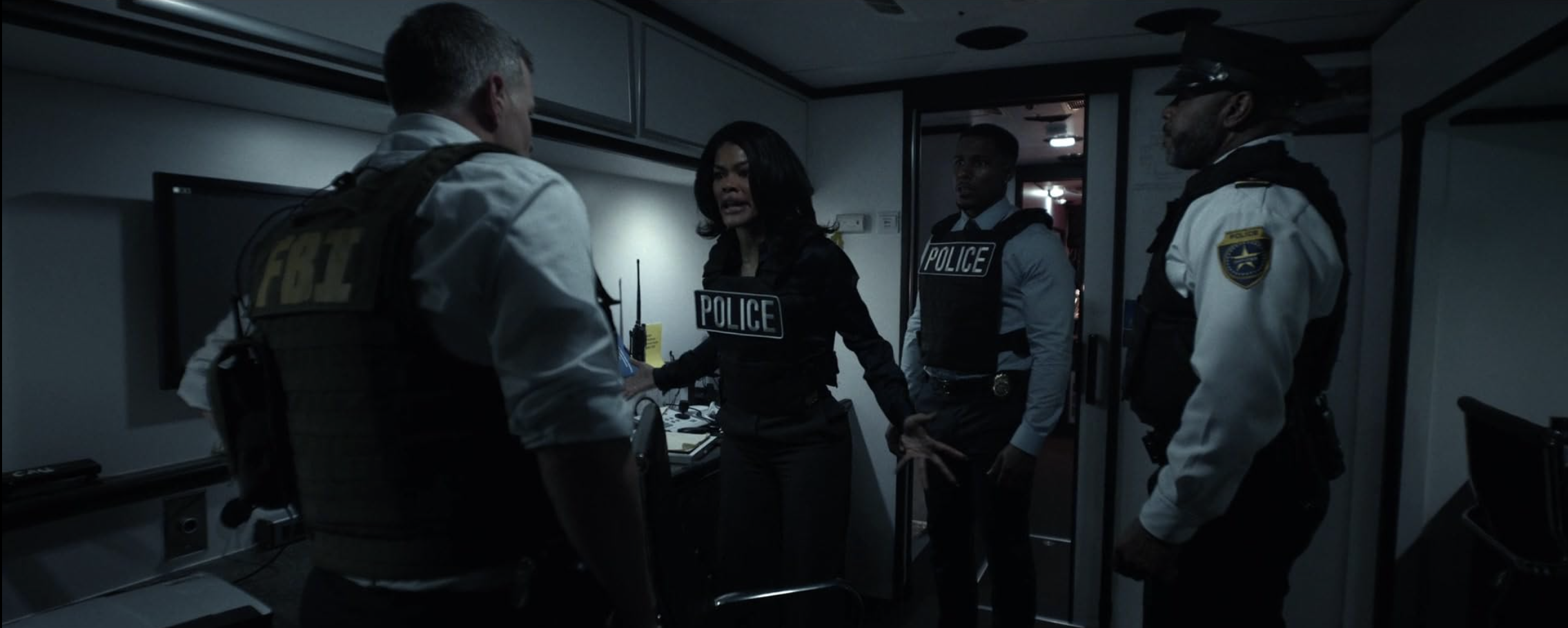 영화 《벼랑 끝에 서서》에서 레이몬드 형사 역을 맡은 테야나 테일러가 FBI 요원들과 작전 중 대치하는 장면