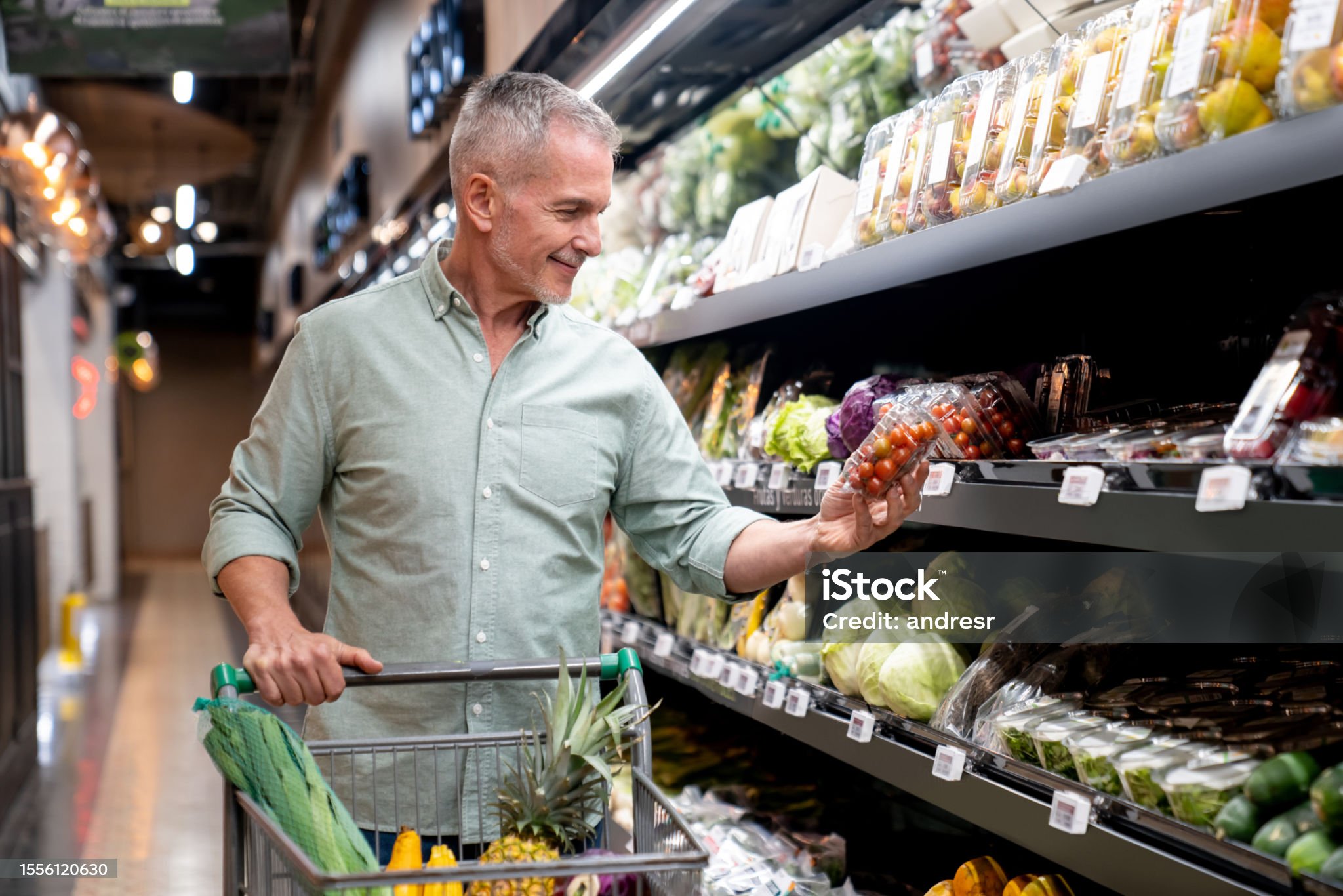 월마트에서 쇼핑하는 사람