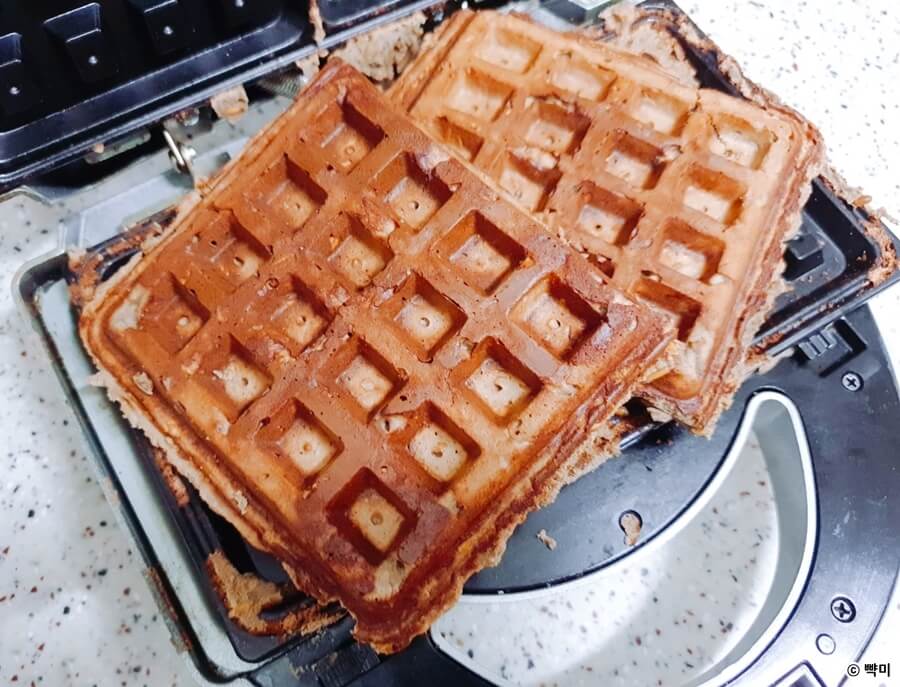 와플을 자르니 바삭하게 구워진 다이어트 프로틴 와플 고단백 와플